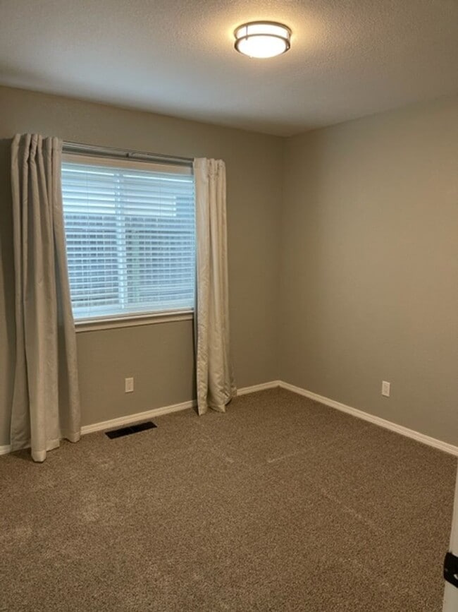 Building Photo - 3 Bedroom Located in Country Heights Subdivision!