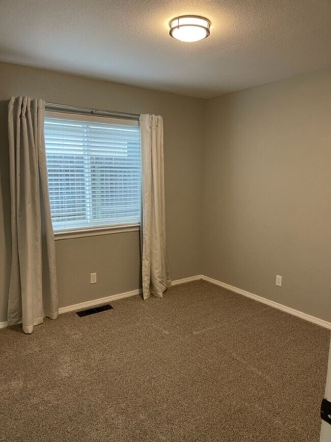 Building Photo - $300 Move in Special ~ 3 Bedroom Located in Country Heights Subdivision!