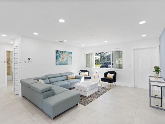 Building Photo - 4121 SW 54th Ct