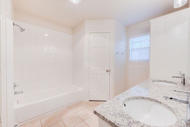 Building Photo - Updated 3/2/1 in Shadow Hills!