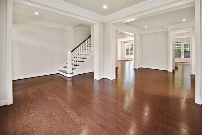 Building Photo - 5 Bed 4.5 Bath - Bethesda Single Family - ...
