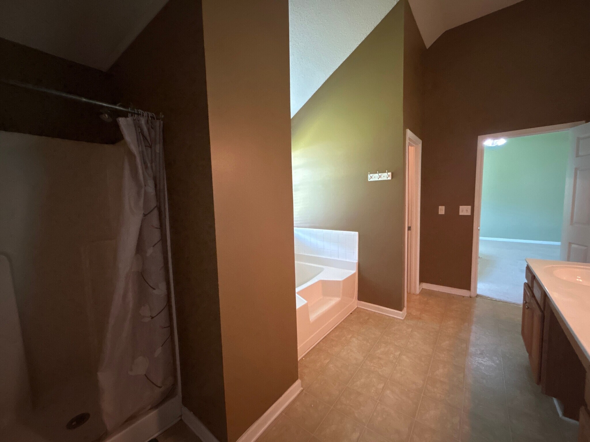 Building Photo - Room in House on Cabana Way