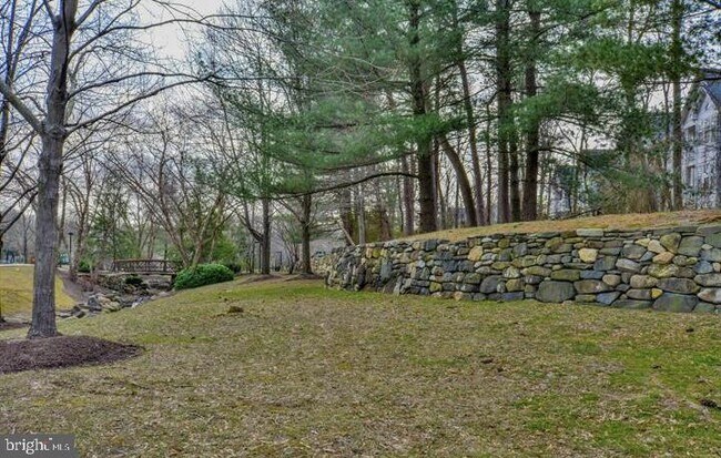 Building Photo - 2440 Blue Spring Ct