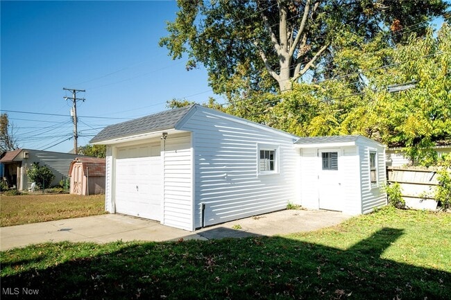 Building Photo - 6310 Hampstead Ave