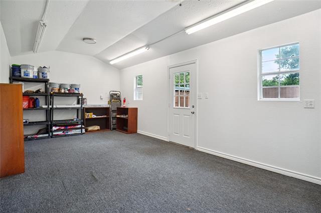 Building Photo - 902 Jardin Dr
