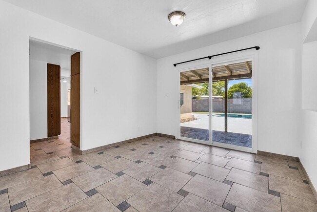 Building Photo - 6 Bedrooms, 3 Bath,  Pool CLOSE TO ASU (Rural & Broadway)