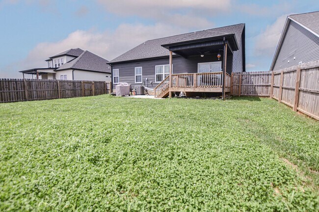 Building Photo - Pet Friendly Three Bedroom with Bonus!