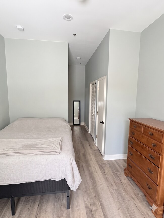 Building Photo - North Thomas 472-492