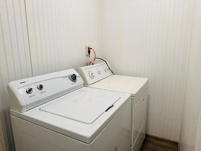 Building Photo - 5-Bed/2.5-Bath Rental by the Colorado River and Marina Proximity and Shopping Convenience!