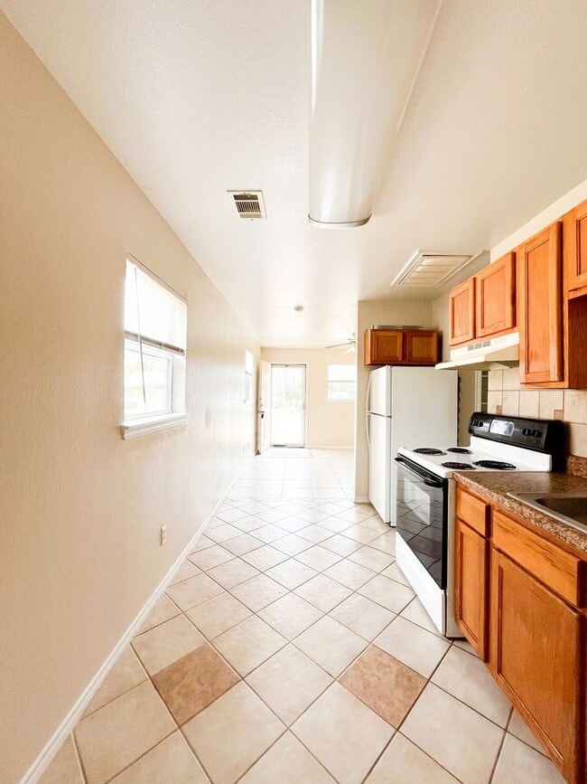 Building Photo - 211 W Bobwhite Ln