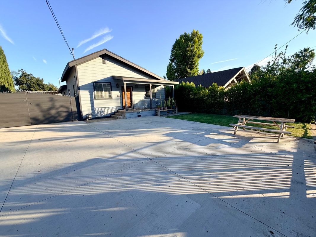 Building Photo - 5622 Aldama St