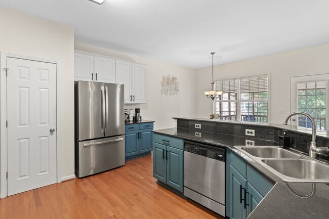 Building Photo - Gorgeous 4 Bedroom Home with Spacious Layo...