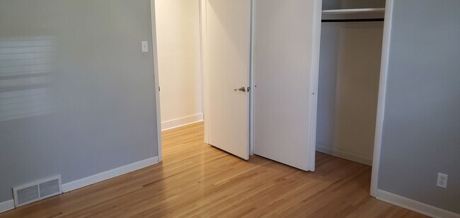 Building Photo - 4 bd, 2 ba, old SW Columbia, corner lot, great shape, fenced, hardwoods, W/D