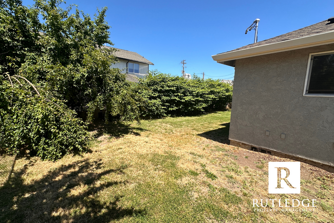 Building Photo - 3 Bedroom House in Central Point!