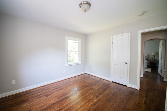 Building Photo - 3 Bedrooms, 2 Bathrooms on Colonial Avenue in Colonial Heights! Must SEE!!!