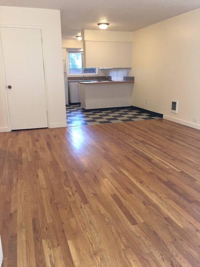 Building Photo - Upper 2bed, hardwoods, dishwasher, on-site...