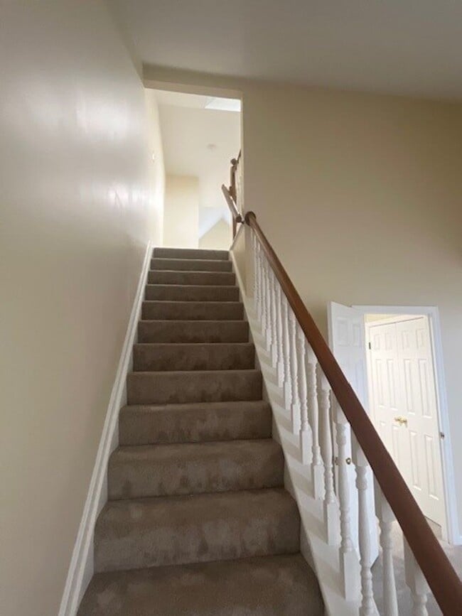 Building Photo - Gorgeous home with boat slip and water views