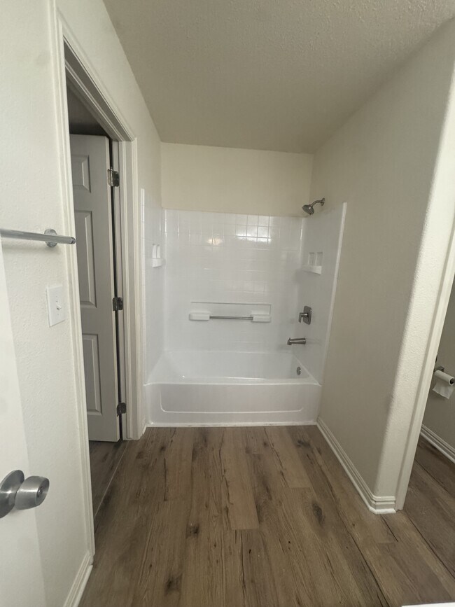 Building Photo - 1122 E 300 S