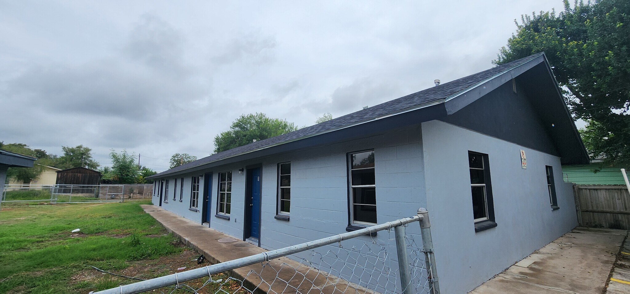 Building Photo - 1013 Reynosa St