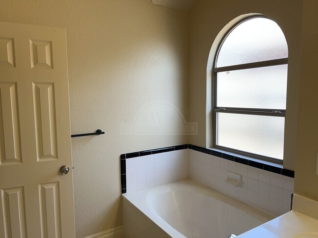 Building Photo - 3906 Lone Oak Dr