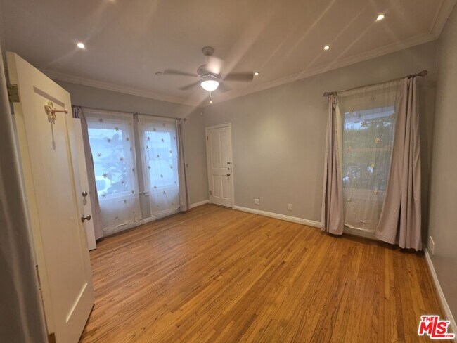 Building Photo - 939 S Ogden Dr