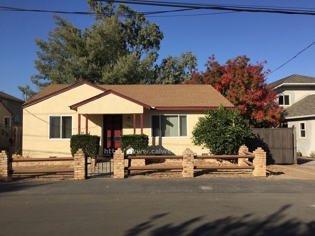 Building Photo - Lovely 3 bedroom home with large yard