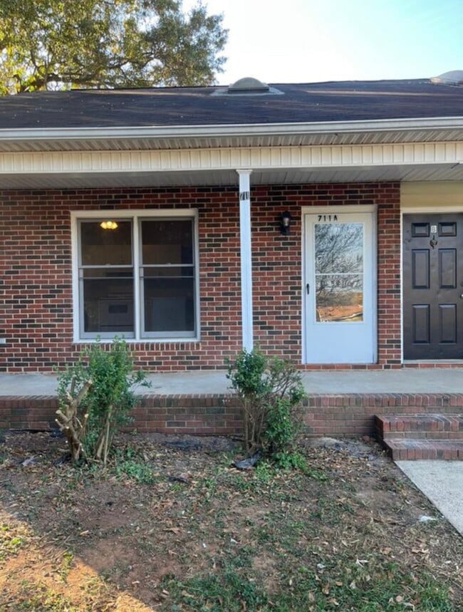 Building Photo - 711 Church St