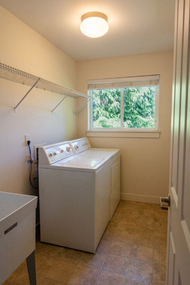 Building Photo - 4bd/2.5ba Seattle Home