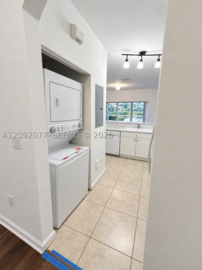 Building Photo - 1555 NE 33rd Rd