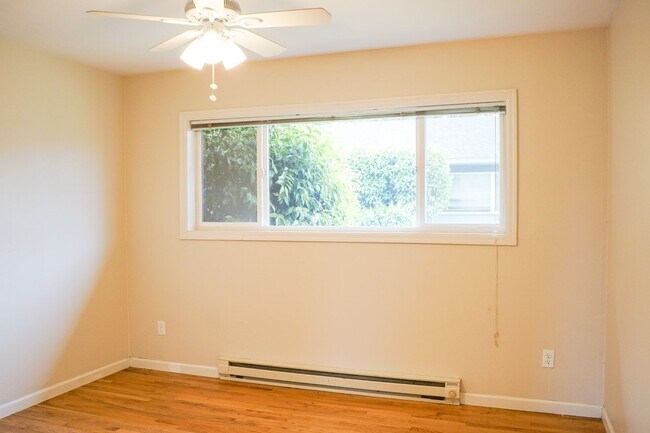 Building Photo - Updated Vintage 2Bed Courtyard Flat w/Hard...