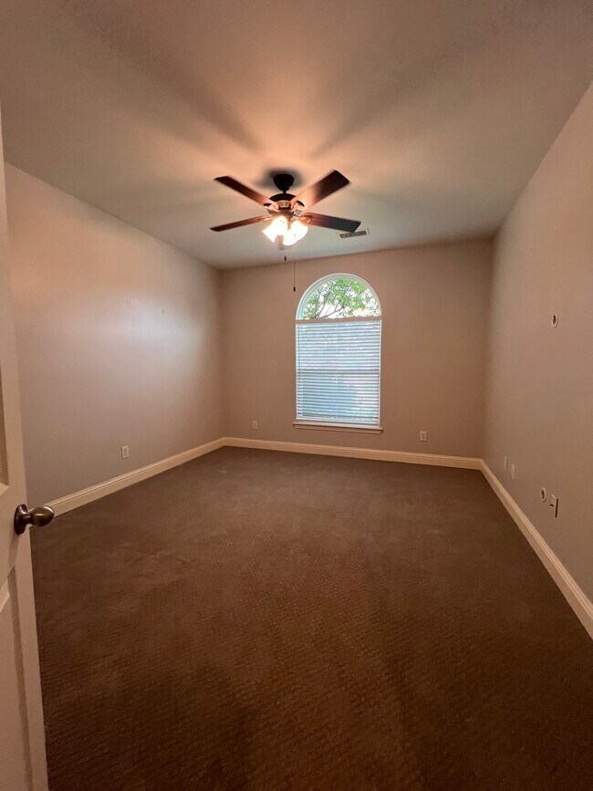 Building Photo - 301 Carissa Ct