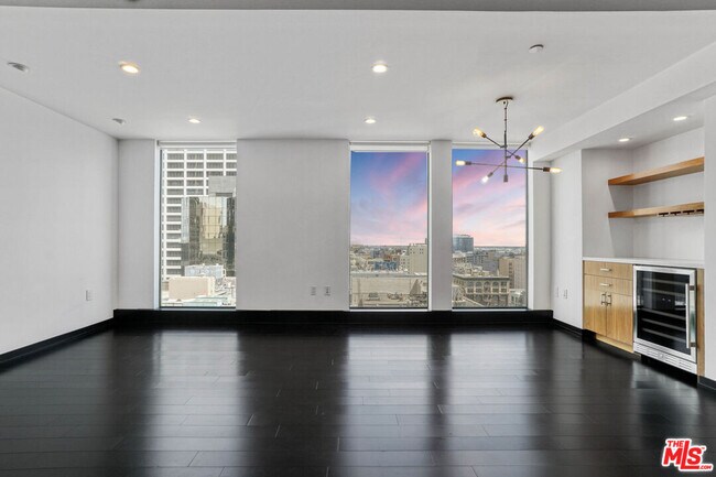 Building Photo - 655S S Hope St
