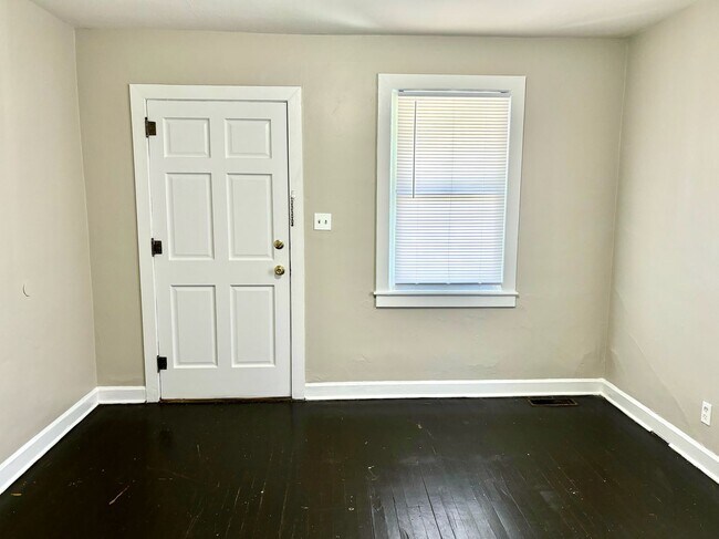 Building Photo - Spacious 2 bedroom home near Churchill Downs- Section 8 accepted