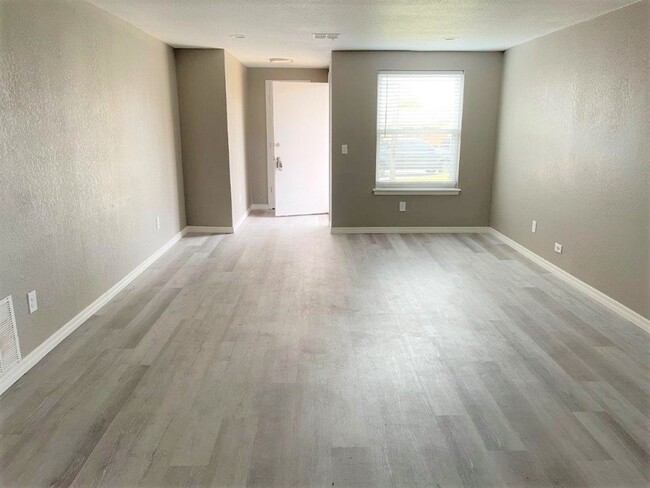 Building Photo - Pets OK! Moore Schools, 2 bed 2 full bath ...