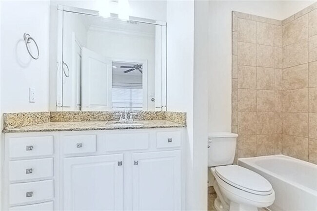 Building Photo - 3 Bedroom Townhouse in Gated Community off...