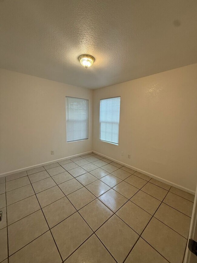 Building Photo - Move-in Ready!