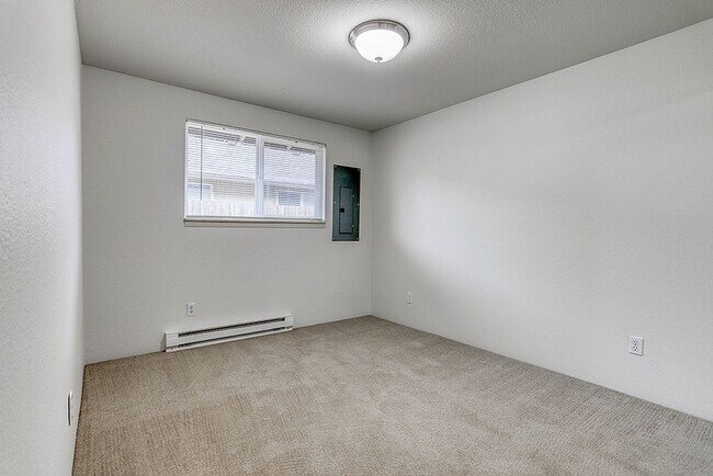 Building Photo - Condo Living with Fireplace and Fenced Yard!