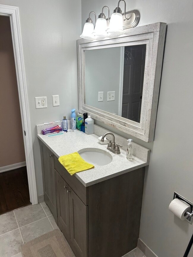 Building Photo - 557 E Division St