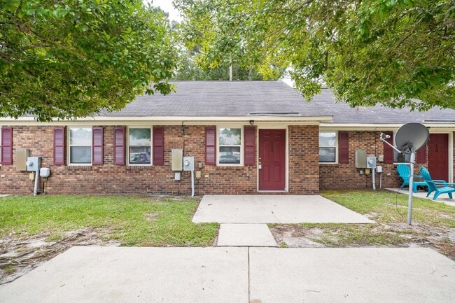 Primary Photo - Charming Duplex – Lawn Care Included