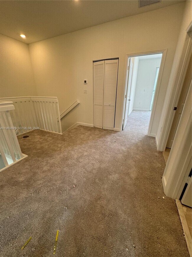 Building Photo - 738 SE 13th Ct