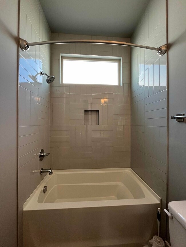Building Photo - 976 Youngs Ln