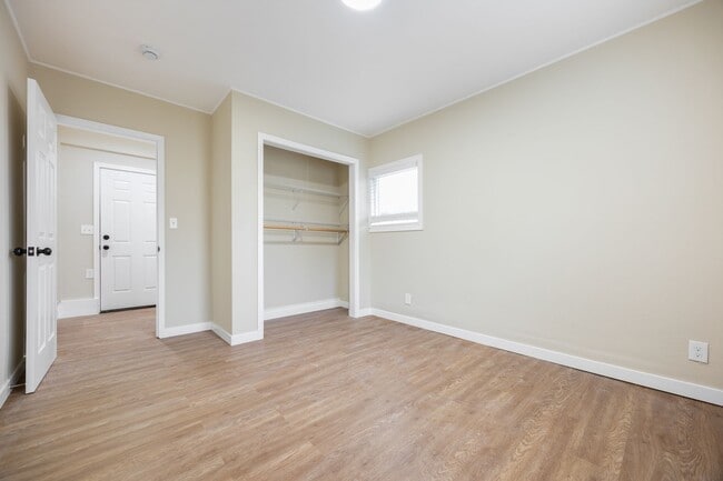 Building Photo - Spacious 5 bed/2 bath in SE Portland