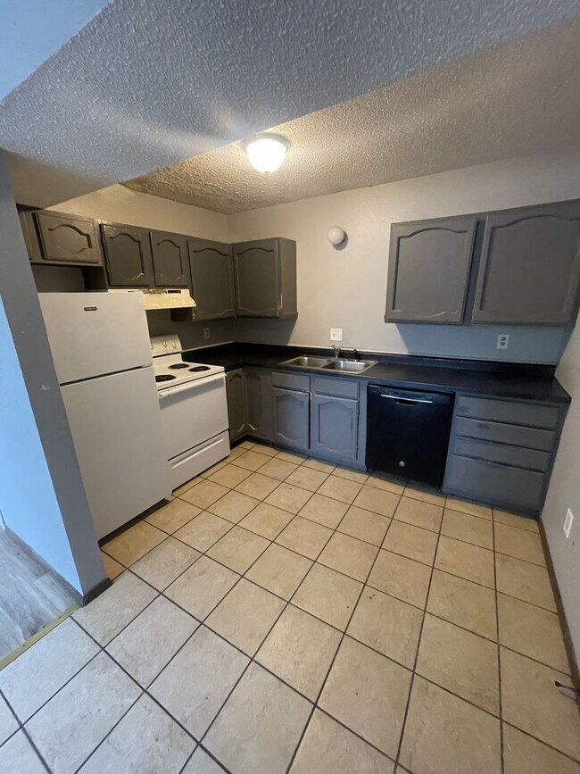Interior Photo - 3684 W 4th St