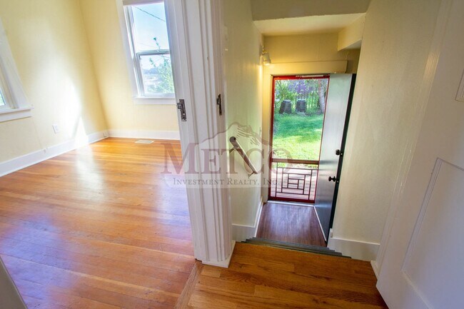 Building Photo - Light & Bright Home In Eugene