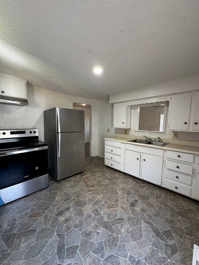 Building Photo - $1500 Move-In-Special