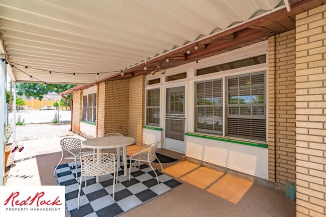 Building Photo - 3 Bedroom End Unit Home in Downtown St. Ge...