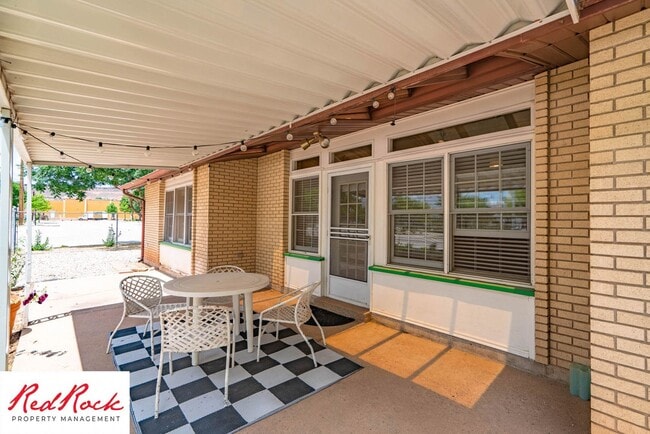 Building Photo - 3 Bedroom End Unit Home in Downtown St. George