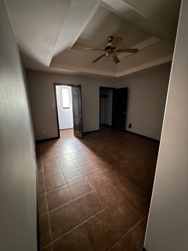 Building Photo - 1204 W Fig Ave