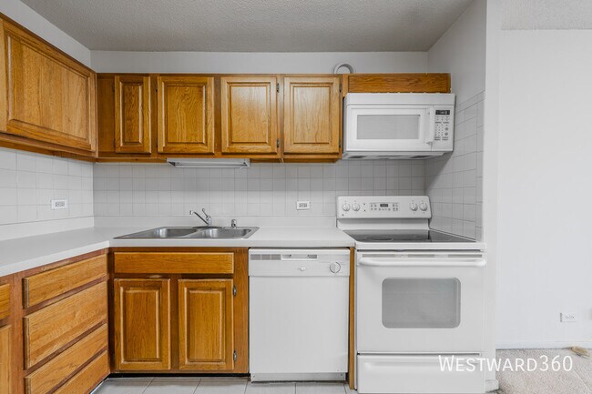 Building Photo - 901 S Plymouth Ct