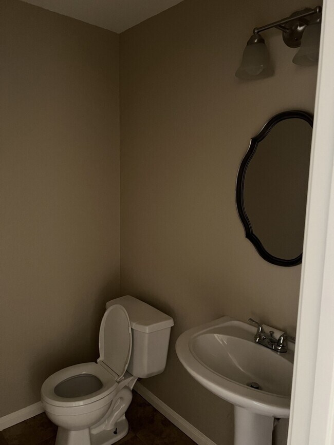 Building Photo - 374 Lake View Dr